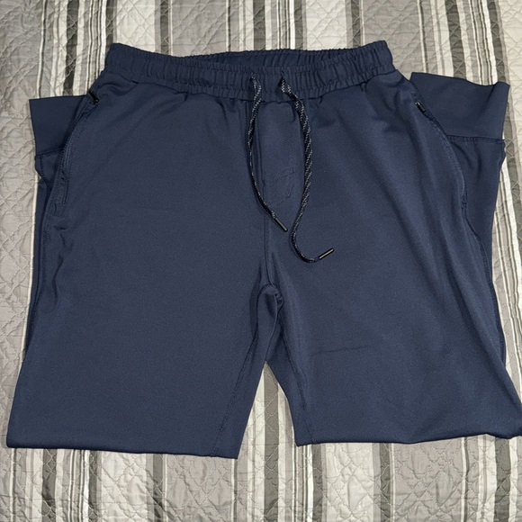 Kirkland Signature Men's Waistband Active Jogger Pants in Navy Blue - Picture 2 of 9